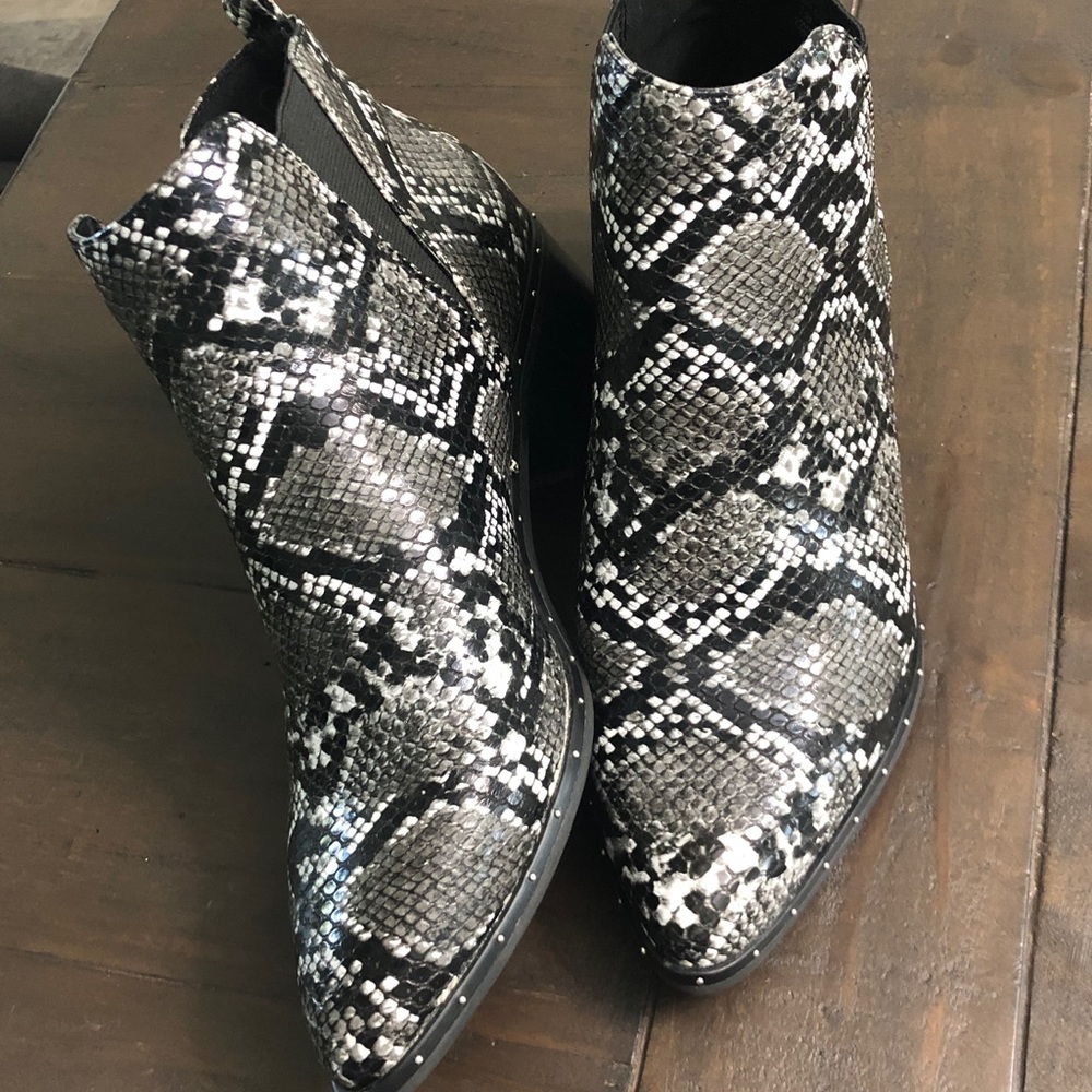 Bar III Boot’s snake pattern women mini boots - Picture 11 of 13